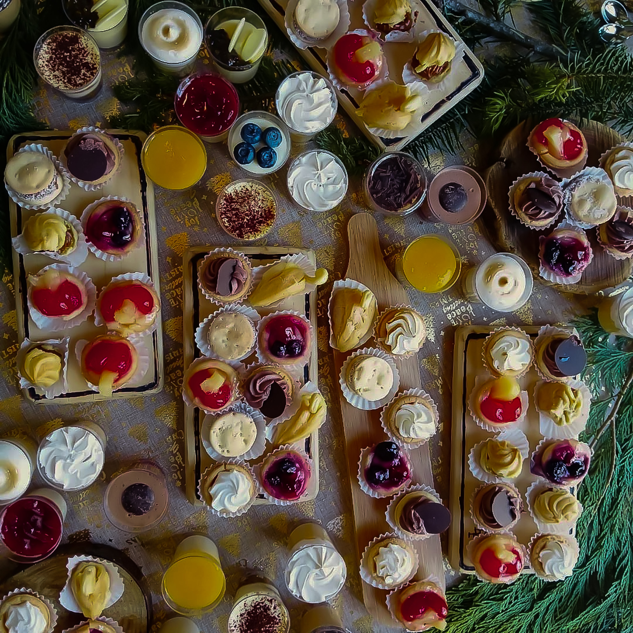 Selección de postres individuales preparada para un evento